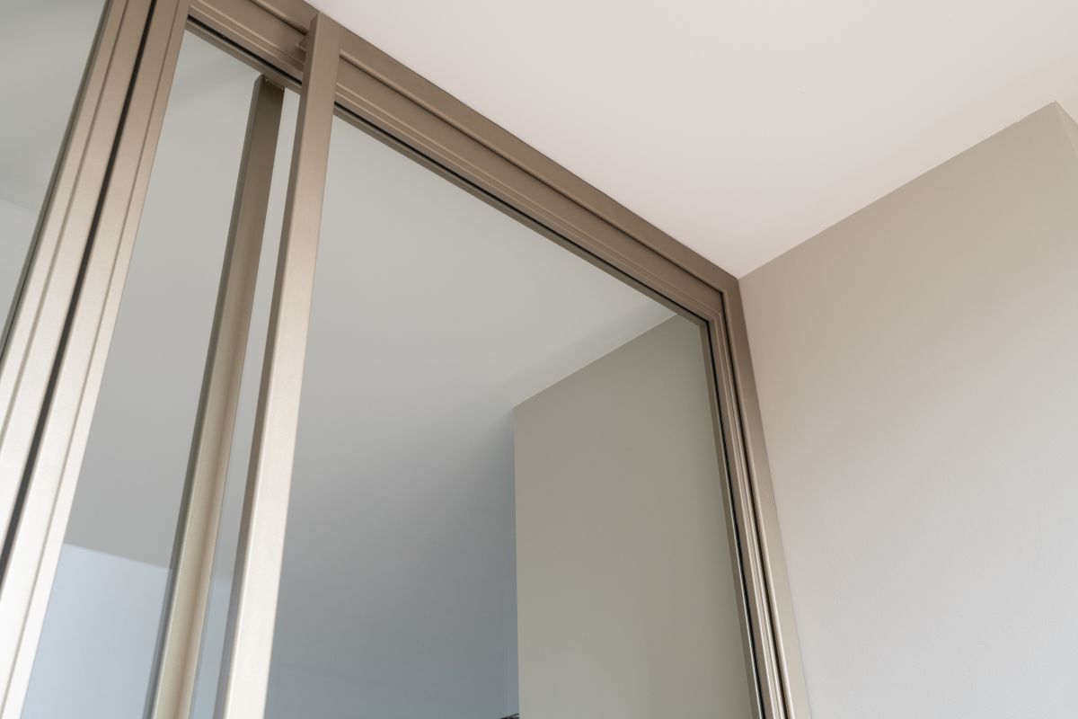 stalen-scharnierdeuren-anodic-brass-rhoon-01